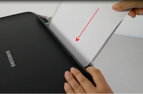 인쇄될 면이 위로 향하게 해서 용지를 밀어넣는 화면