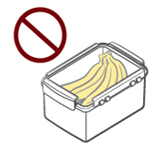뚜껑으로 닫은 플라스틱 용기에 보관한 바나나
