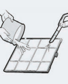 극세필터를 큰먼지 제거 후 중성세제를 첨가한 미온수로 가볍게 씻어주는 이미지