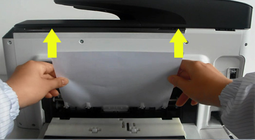 걸린 용지를 앞으로 천천히 잡아 당기는 화면