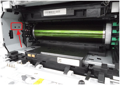 프린터 왼쪽 옆면에 폐토너 센서 부위를 알려주는 화면