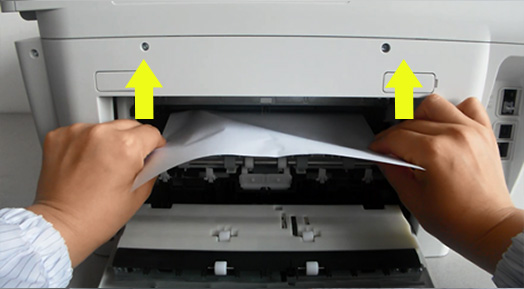 걸린 용지를 앞으로 천천히 잡아 당기는 화면