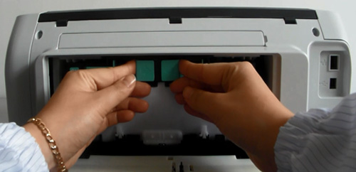 용지 경로 덮개의 녹색탭을 누르는 화면