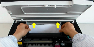 걸린 용지를 앞으로 천천히 잡아 당기는 화면