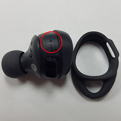 클립 등으로 홀(구멍)을 눌러 초기화 진행