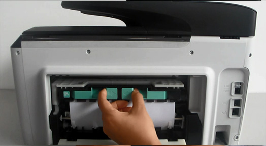 상단에 보이는 두 개의 녹색 탭을 눌러 덮개를 분리하는 화면