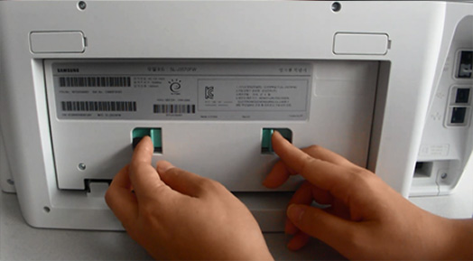 SL-J357x 시리즈 용지 걸림 증상이 있을 때 용지 제거를 위해 제품 뒷면 액세스 덮개에 있는 두 개의 탭을 누르고 덮개를 열어 주세요