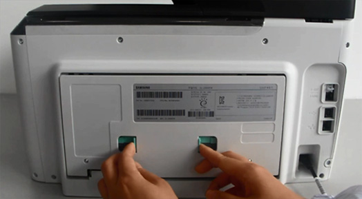 SL-J356x 시리즈 용지 걸림 증상이 있을 때 용지 제거를 위해 제품 뒷면 액세스 덮개에 있는 두 개의 탭을 누르고 덮개를 열어 주세요