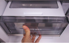 3) 보관하려는 식품을 넣고, 서랍을 밀어 넣어 주세요. 위쪽 커버가 자연스럽게 닫히면서 밀폐됩니다.