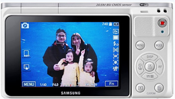 카메라 화면에 회색 사각형으로 사람 얼굴을 표시해주고 있어요