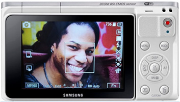 피사체(사람)이 웃으면 사진이 촬영됩니다.