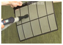 먼지거름필터 청소하는 모습