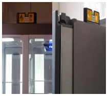 도어를 열고 하단의 조임 너트를 이용해서 상하단차 조절하는 표현 도어를 열고 하단의 조임 너트를 이용해서 상하단차 조절하는 표현