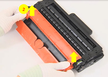 6. 토너 카트리지를 뒤집어 뒤쪽 보호캡을 제거해 주세요.