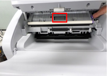 가운데 롤러의 표면을 청소하는 예시 화면