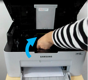 토너 카트리지 다시 장착하는 화면