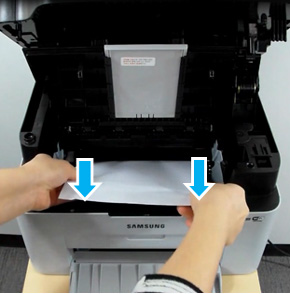 정착기쪽에 걸린 용지를 양손으로 잡고 천천히 당겨 용지 빼내는 화면