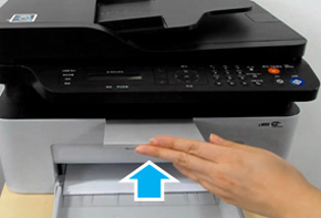 출력된 용지 받쳐주는 받침대 밀어넣는 화면