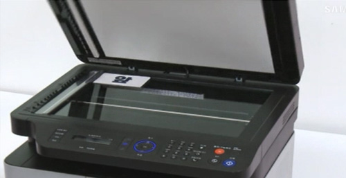 상단 덮개을 열어 유리면위에 있는 신분증을 그 자리에서 뒤집어 놓은 화면