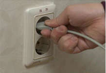 스탠드, 벽걸이 에어컨 실내기 전원코드를 벽면 콘센트에 연결하는 모습