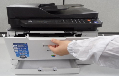 CLX-330x 시리즈 이미징 유니트 교체를 위해 앞면 가운데 손잡이를 잡고 앞으로 잡아당겨 여는 화면