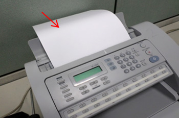 SF-760에서 원고 급지부를 올바르게 장착하는 방법 - 원고용지가 뒤로 휘어져 있는 예시 화면