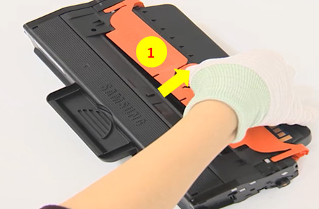 5. 앞쪽 주황색 보호캡을 화살표 방향으로 제거해 주세요.