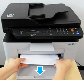 용지를 양손으로 잡고 앞쪽으로 천천히 잡아당기는 화면