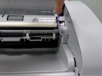 오른쪽 보라색 손잡이를 딸깍 소리날때까지 밀어서 장착하는 화면