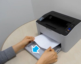 SL-M202x 시리즈에 용지 걸림 증상이 있다면 용지를 양손으로 잡고 앞쪽으로 천천히 잡아당기는 화면