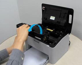 토너 손잡이 잡고 들어올려 꺼내는 화면