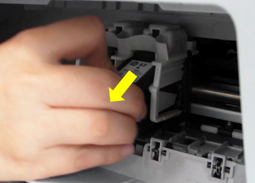 잉크 카트리지를 눌른 후 앞으로 잡아당겨 기존 잉크를 꺼내는 화면