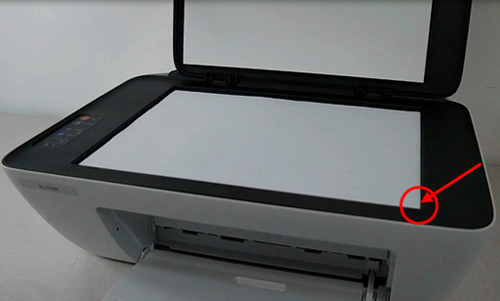 스캔 유리면에 인쇄된 용지를 오른쪽 모서리에 맞춰 올려놓은 화면