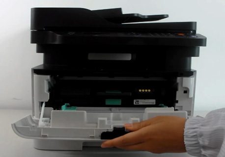 SL-M2675 시리즈 제품 토너 카트리지 교체를 위해 프린터 '열림' 버튼을 눌러 앞커버를 열어 주세요