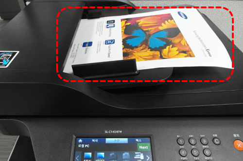 ① 제품 윗면에 자동 원고 급지 장치에 용지 장착한 예시 화면