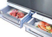 삼성 김치냉장고 스탠드형 메탈 그라운드 지펠아삭 14 밀폐전문실에 육류, 생선이 보관되어 있는 이미지