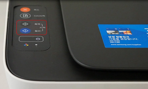 제품 상단 왼쪽에 보이는 조작부의 흑백 또는 컬러 복사 버튼 위치 화면