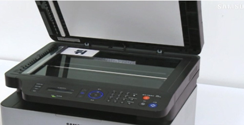 SL-M287x 시리즈에서 신분증 복사하기 위해 상단 덮개를 열어 유리면위에 신분증 앞면 올린 화면