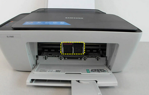 잉크 카트리지 함이 중앙으로 이동하는 화면