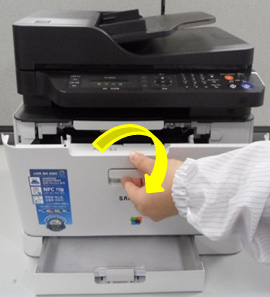 앞 덮개 손잡이 부분을 잡고 앞으로 여는 화면