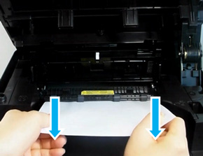 용지를 양손으로 잡고 천천히 앞으로 잡아당겨 꺼내는 화면