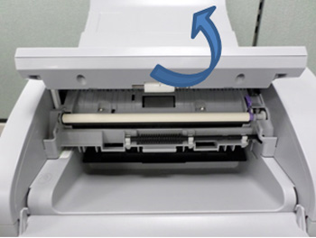 SF-760에서 원고 급지부를 올바르게 장착하기 위해 조작부 덮개를 여는 화면