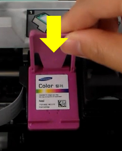 잉크 카트리지의 덮개를 닫는 화면