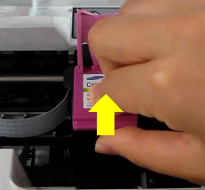 새 컬러잉크를 밀어 넣는 화면