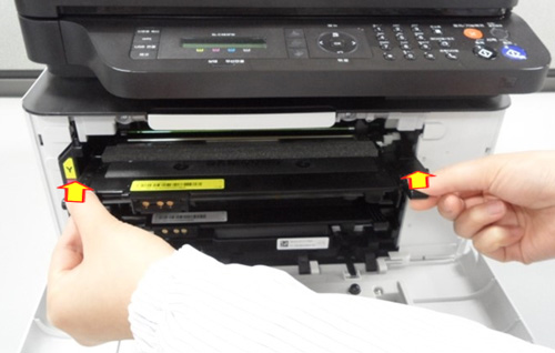 토너 카트리지를 다시 장착하는 화면