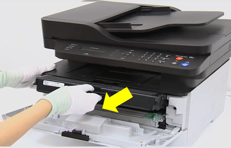 2. 다 쓴 토너카트리지 손잡이를 잡고 제거해 주세요.