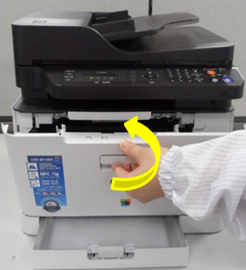 열려있는 앞덮개를 다시 닫는 화면