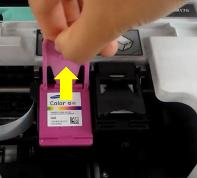 컬러잉크 카트리지 덮개를 위로 들어올리는 화면