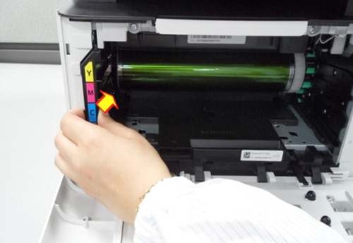 왼쪽의 폐토너통을 장착하는 화면