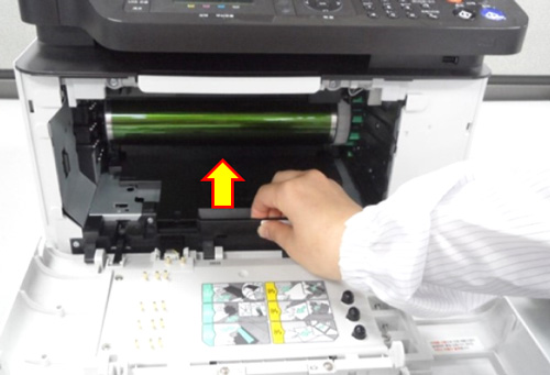 새로운 이미징 유니트를 제품에 밀어넣어 장착하는 화면